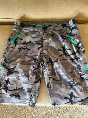 Zoic MP3 MTB 11" Mountain Biking Shorts Size L Camo